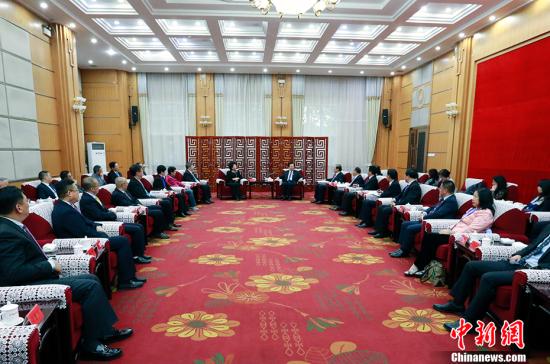 11月2日，青海省委书记王国生在西宁市胜利宾馆会见国务院侨办主任裘援平，并与“侨爱工程——点亮藏区牧民新生活”青海项目捐赠方代表亲切交谈。 中新社记者 胡贵龙 摄