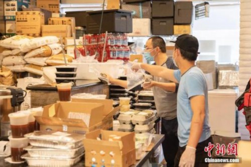 资料图：在美国旧金山，华人餐饮业者明方全与员工一起检查食物。<a target='_blank' href='http://www.chinanews.com/' _fcksavedurl='http://www.chinanews.com/'><p  align=